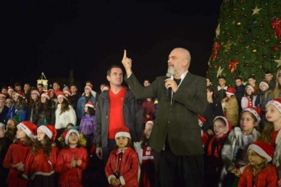 VIDEOLAJM/Dalin pamjet, Rama i tregon gishtin e mesit protestuesve në Sheshin “Skënderbej”: Kemi ca harrupielë për të…