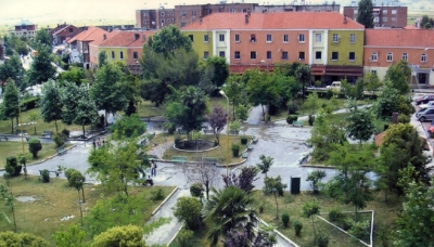 Rrufeja godet shtyllën e tensionit, 4 nxënës përfundojnë tek mjekët