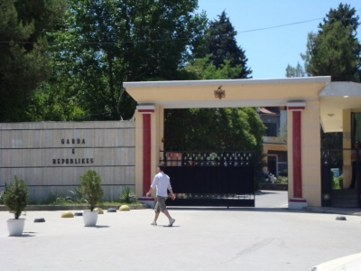 Gardisti në Tiranë plagos me armën e shërbimit të riun