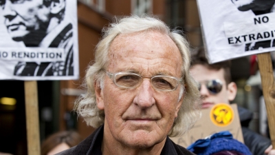 “Të shenjtëruar për të qëndruar pranë pushtetit”, gazetari Pilger shpërthen ndaj mediave që sulmuan Assange (Video)