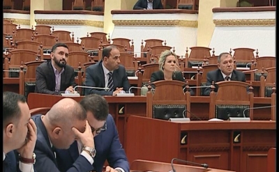 Mandatet/ Meta flet prerë: Kuvendi ka 82 deputetë të ligjshëm, çdo numër tjetër…