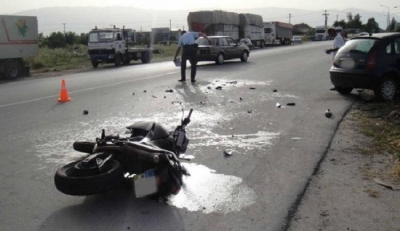 Aksident me motor në Kavajë, vdes 20-vjeçari, në gjendje të rëndë vajza që e shoqëronte
