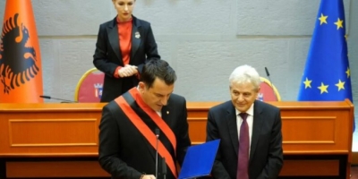 &#039;I mbyturi të mbyt&#039;/ Shefi i kabinetit të Taravarit ironizon dekorimin e Ali Ahmetit nga Veliaj: Lali Eri i mbytur vetë i hedh jelek shpëtimi Ali Ahmetit