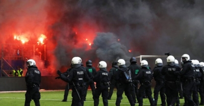 Tifozët nuk pranojnë humbjen, i vënë flakën stadiumit