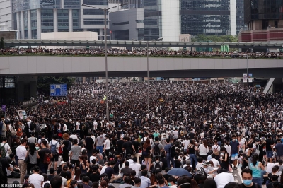 Protestuesit mësyjnë Parlamentin në Hong Kong, përshkallëzohet dhuna