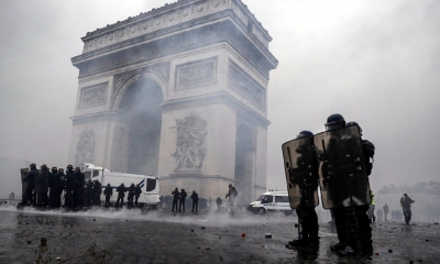 Taksa për naftën në Francë, tërhiqet Macron, fitojnë protestuesit