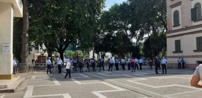 Gardh metalik te Teatri, policia nuk lejon qytetarët të afrohen. Dhunë dhe gazetarëve