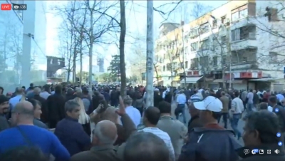 ﻿Lajmi i fundit/ Protestuesit zhvendosen te Drejtoria e Policisë: Të lirojmë të arrestuarit