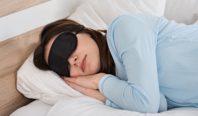 Ekspertët tregojnë 5 arsyet se pse nuk duhet të fleni në anën e djathtë