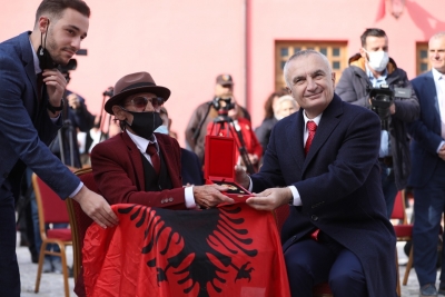 Poeti i shquar Lefter Çipa merr Dekoratën e lartë “Nder i Kombit” në Ditën e Pavarësisë nga Presidenti Meta