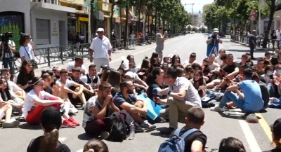 Maturantët vijojnë protestën. Lënë Ministrinë e Arsimit, shkojnë te qendra e Shërbimeve Arsimore