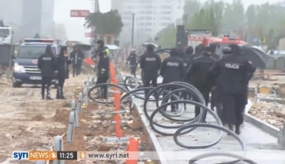 Tensione tek Bregu i Lumit, banorët rrëmbejnë lopatat kundër fadromave, gurë policisë