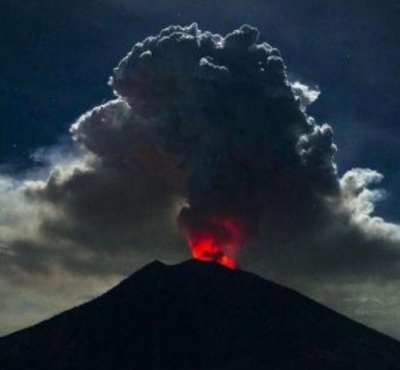 Shpërthimi i vullkanit mbyll aeroportin