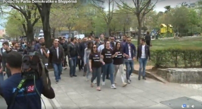 LIVE/ Protestuesit zhvendosen për tek Kryeministria