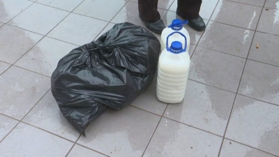 Rama u ka marrë frymën/ Fermerët, me bidonë qumështi në protestë