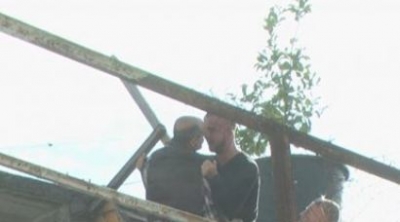Burri në Durrës terrorizon banorët, tenton të hidhet nga ndërtesa (Video)