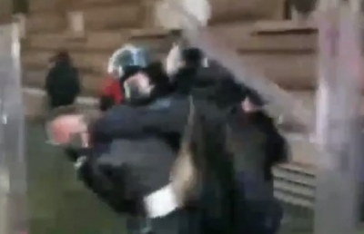 PAMJE TË RËNDA/Policët MASAKROJNË me grushta dhe SHKOPINJ GOME protestuesin