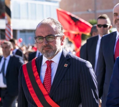 Reagimi i parë i kryebashkiakut Leli pasi i dogjën makinën: Nuk më intereson…