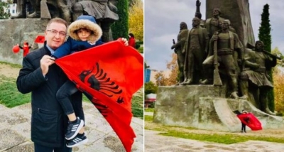“Të pakënaqur me politikën, por na bashkon…”/ Luan Rama tregon çfarë i tha babai i një vogëlushi që mbante në dorë flamurin kombëtar