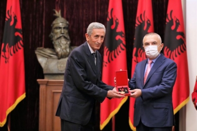 Presidenti Meta dekoron me Titullin “Mjeshtër i Madh” historianin, përkthyesin dhe publicistin e shquar Nikolla Sudar
