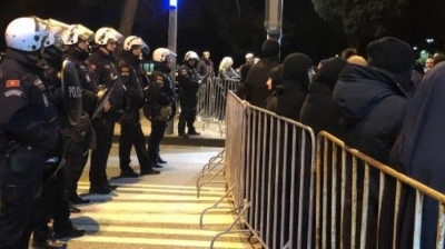 Luftë&#039; në Kuvendin e Malit të Zi: gardistët nxjerrin me dhunë nga salla deputetët serbë