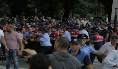 VIDEO/ Pamje të rënda! Një qytetar humb ndjenjat pas sprajit të hedhur nga policia
