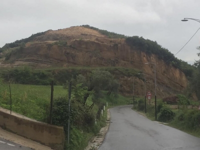 FOTO/ Rrafshohet kodra e gjelbëruar pranë sarajeve të Surrelit/ Gazetari: Ku shkel Rama mbin betoni, jo bari