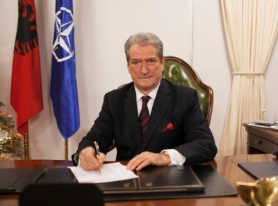 Edvini i tmerruar ndërsen freshistët kundër pedagogëve!