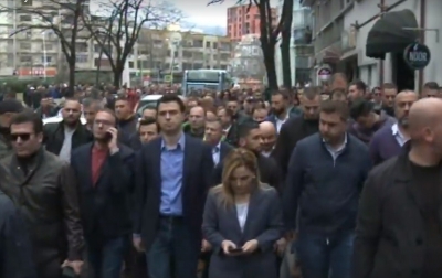 VIDEO LIVE/ Opozita dhe mijëra protestues drejt KQZ-së