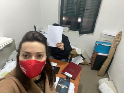Policia padit drejtuesen e LSI në Durrës, Elona Guri pas protestës kundër gjobave arbitrare ndaj qytetarëve