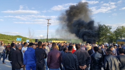 Protesta/ Dibranët e ndezin flakë e mblidhen rreth zjarrit (Video)