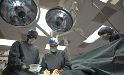 Britani, mjekët operojnë dy bebe të palindura ende