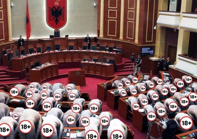 IRONIA/ Parlamenti i &#039;të edukuarve&#039; rrëzon dekretet e Presidentit!