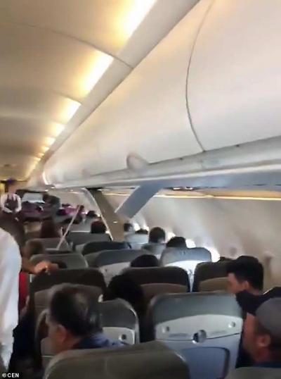 Pamje të frikshme brenda avionit, ulërima e pasagjerë të gjakosur. 45 të lënduar