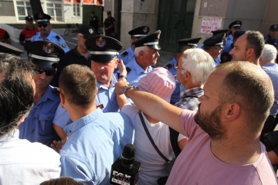 VIDEO LIVE/ Përplasje te Teatri Kombëtar, policia ushtron dhunë