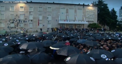 VIDEO LIVE/ Tensione te kryeministria