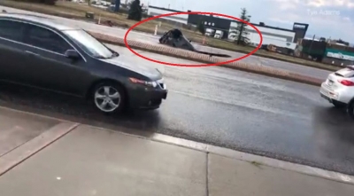 E tmerrshme, makina “përpihet” nga gropa që hapet papritmas në rrugë (VIDEO)