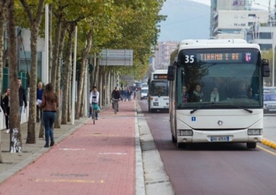 Kaos në urbanët në Tiranë, fatorino përplaset me udhëtarët