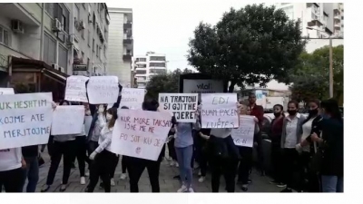 Punonjëset e një fasonerie në Durrës në protestë:Nuk kemi marrë pagën e luftës