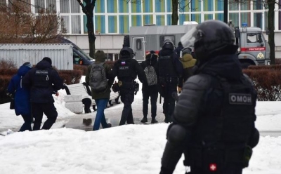 Mbi 400 të arrestuar në Rusi ndërsa mbahet zi për vdekjen e Navalny, rivalit më të ashpër të Putinit