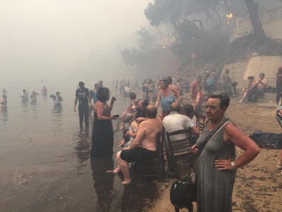 Dhjetëra njerëz pa jetë e qindra të plagosur, pamje apokaliptike nga zjarri ne Greqi (Foto-Video)