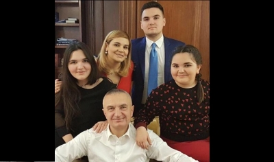 Foto/Meta, një kryefamiljar i realizuar, simbolika e një fotoje…