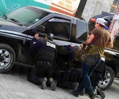 FOTO/ Banda merr peng policinë, i detyron të ulen në gjunjë