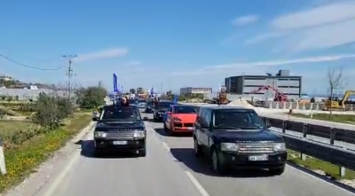 Rrugës për Fier/ Makinat varg e flamuj, mbështetësit i dalin para Bashës në rreth rrotullimin e Kolonjës