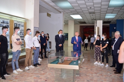 Meta viziton Muzeun Kombëtar me studentë të Universitetit të Tiranës, mesazhi i veçantë që përcjell