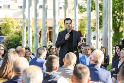 “Po blen vota”, Basha denoncon në Shkodër: Banditët i mbyllën mbledhjen dhe larguan një ambasadore perëndimore, pasi grabitën në sy të saj një të ri