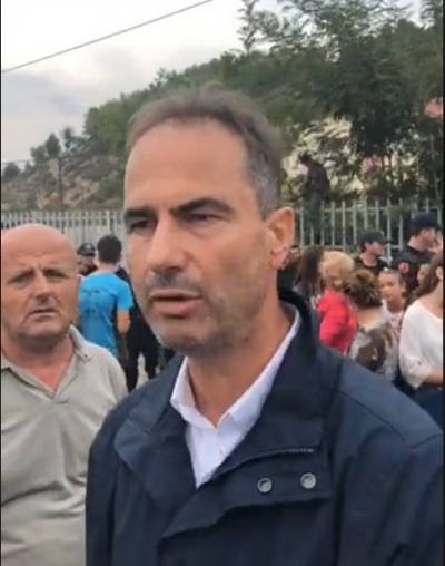 (VIDEO)/ Protesta në Cërrik, tërhiqet zvarrë nga policia, Luçiano Boçi