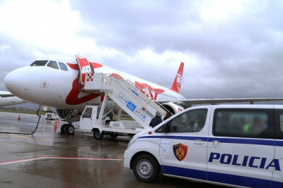 Ikën në Angli për kushte më të mira jetese, policia kthen shqiptarët në Rinas