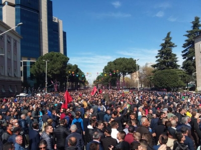 Vazhdon marshimi i tretë i opozitës, turma rrethon kryeministrinë