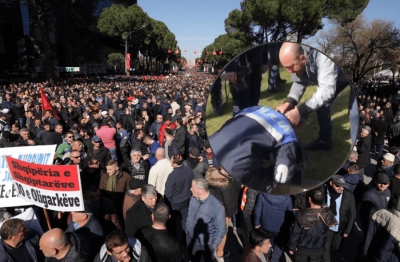 VIDEOLAJM/ Qytetarët duke u ardhur në ndihmë policëve të trullosur